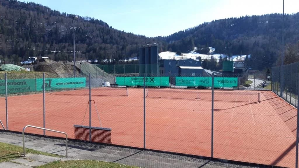 Sandplatz und Tennisnetze auf der Anlage des UTC Andelsbuch